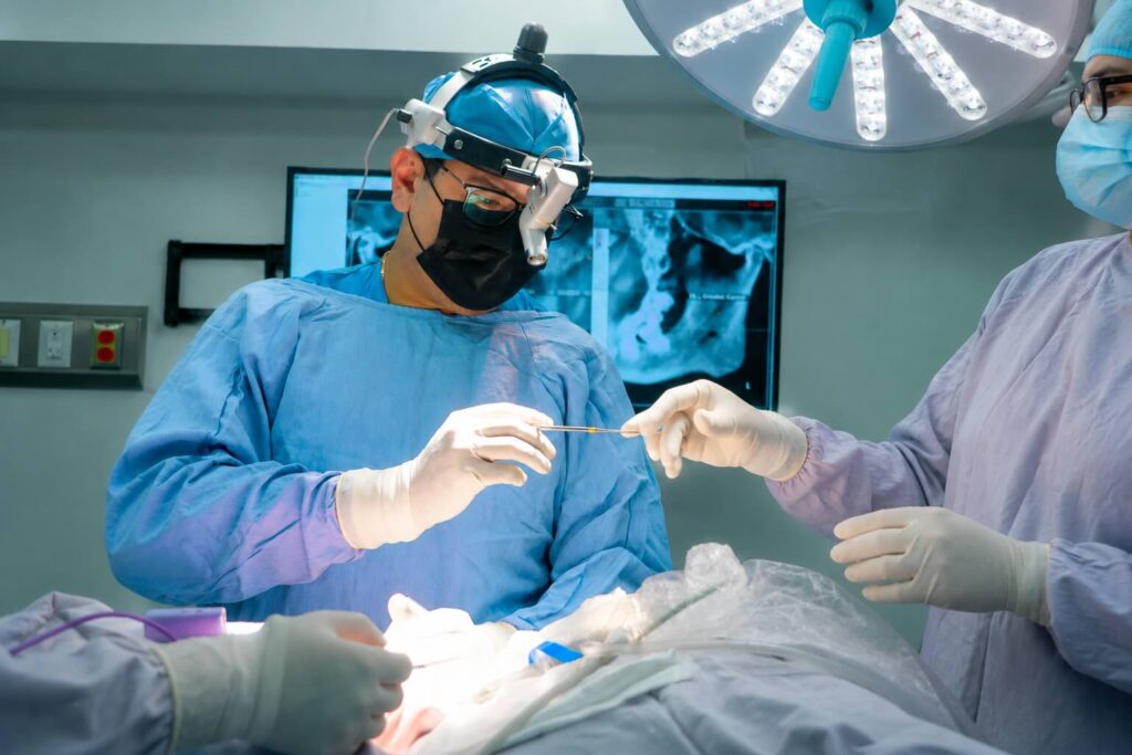 ¿Cuándo es crucial acudir a un Cirujano Maxilofacial en lugar de un dentista?